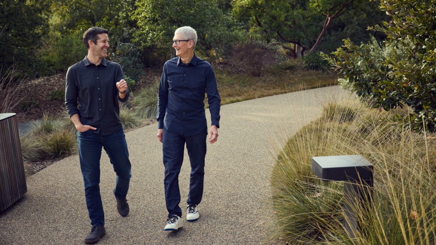 Tim Cook et John Ternus à Apple Park